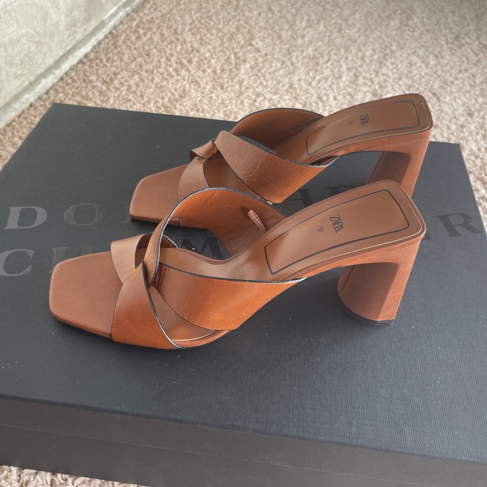 Brand new Zara leather  sandals in size 38 brown color